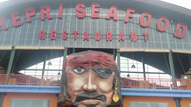 Pintu masuk ke restorant seafood