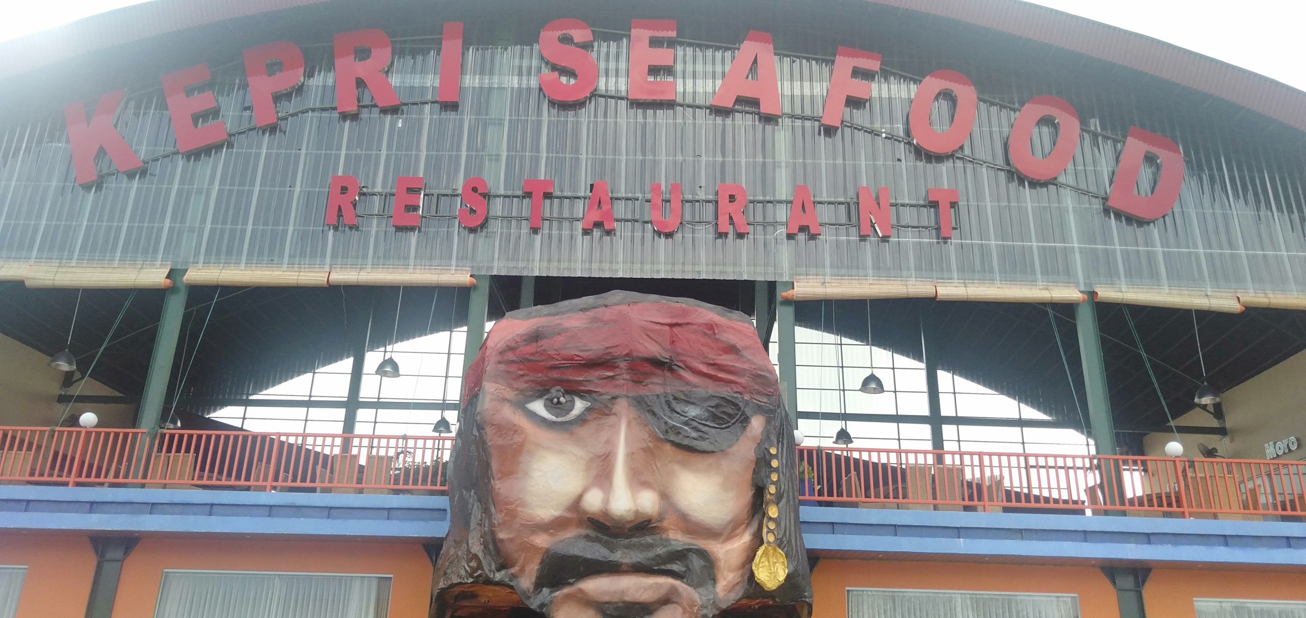 Pintu masuk ke restorant seafood