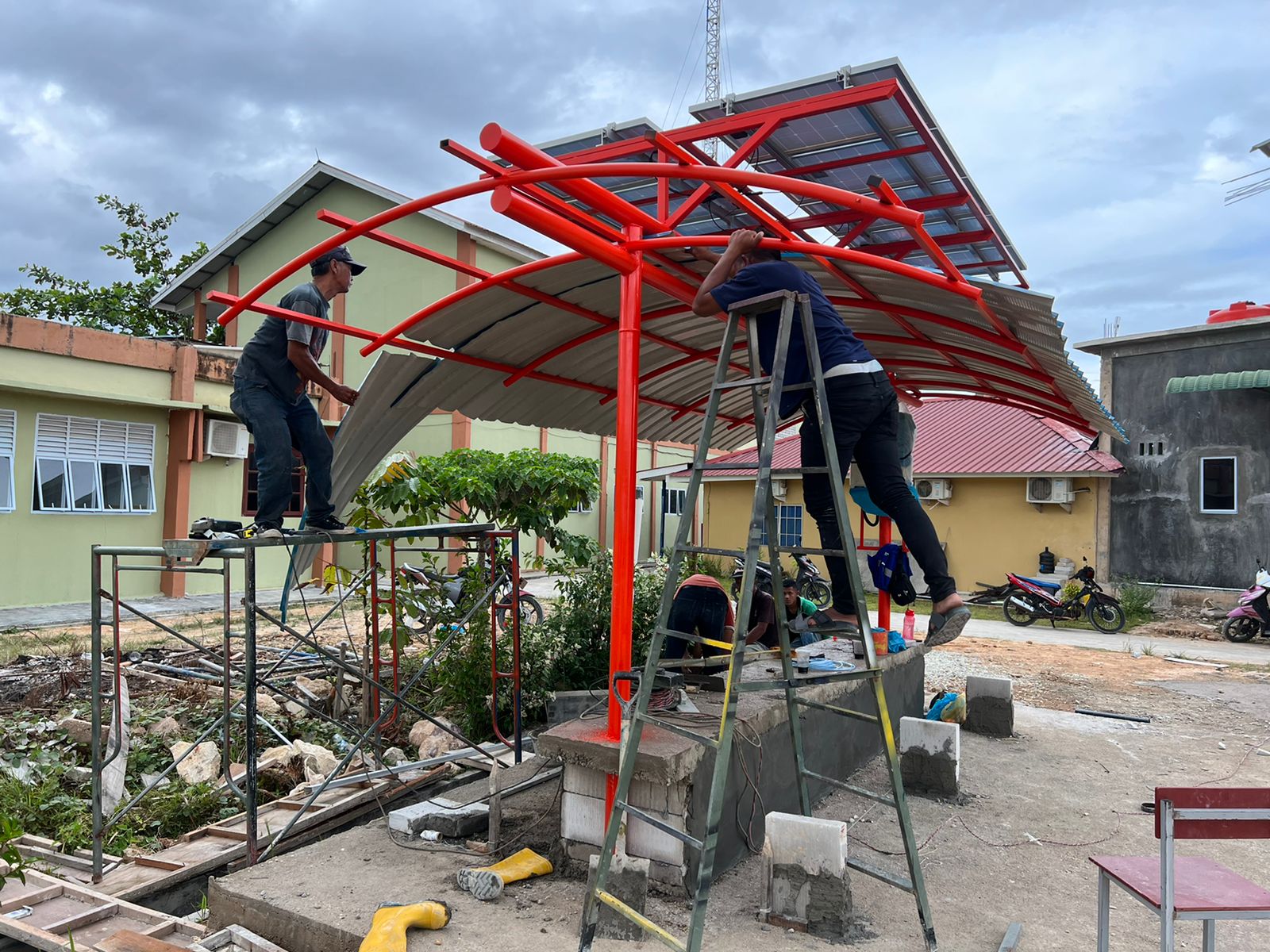 Pengerjaan CSR solar panel tahap pembangunan