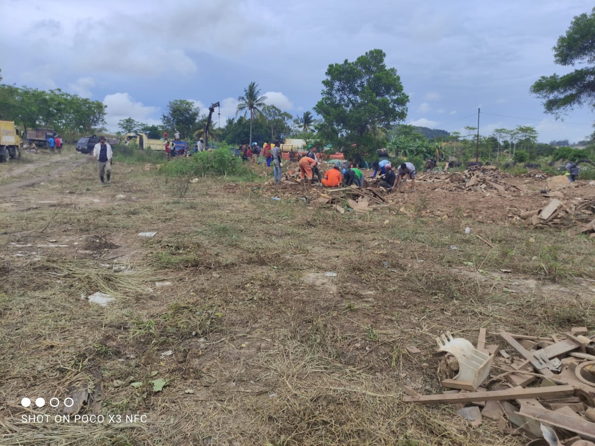 Ratusan orang masyarakat sedang bekerja mencari besi besi didalam limbah 